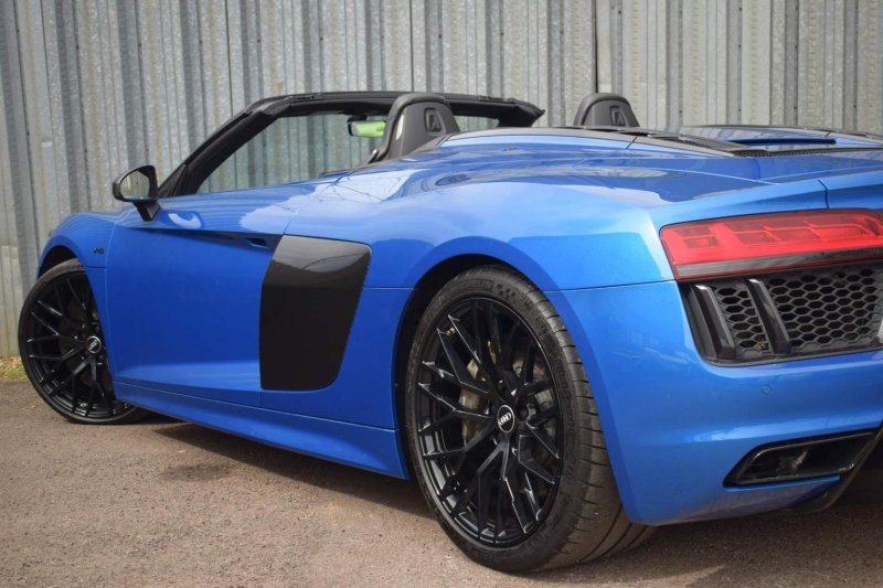 AUDI R8