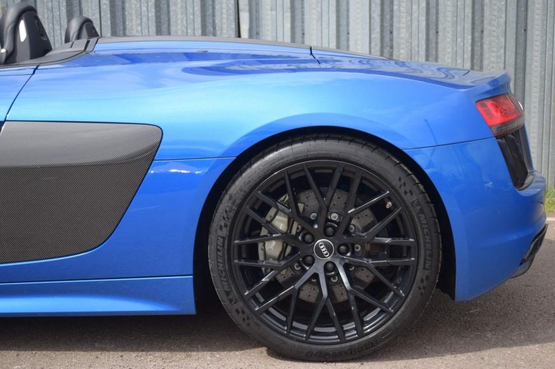 AUDI R8