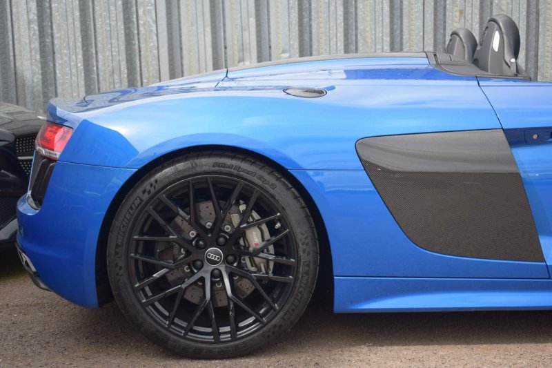 AUDI R8
