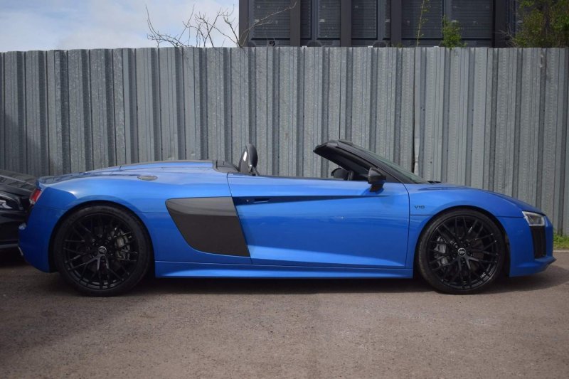 AUDI R8