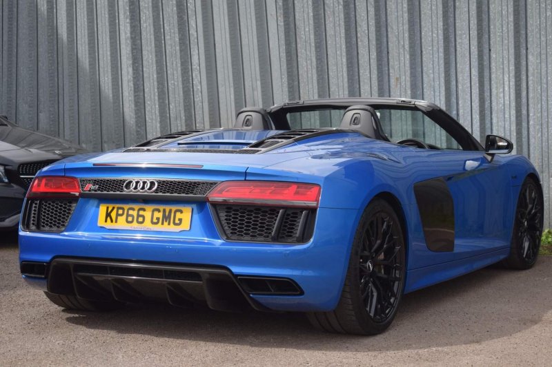 AUDI R8
