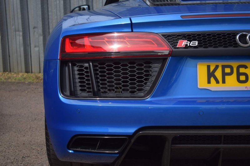 AUDI R8