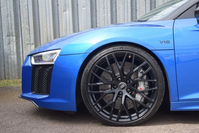 AUDI R8